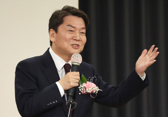 국민의힘 당권주자인 안철수 의원이 31일 서울 강북문화예술회관에서 열린 강북구 당협 신년인사회에서 축사하고 있다.  연합뉴스